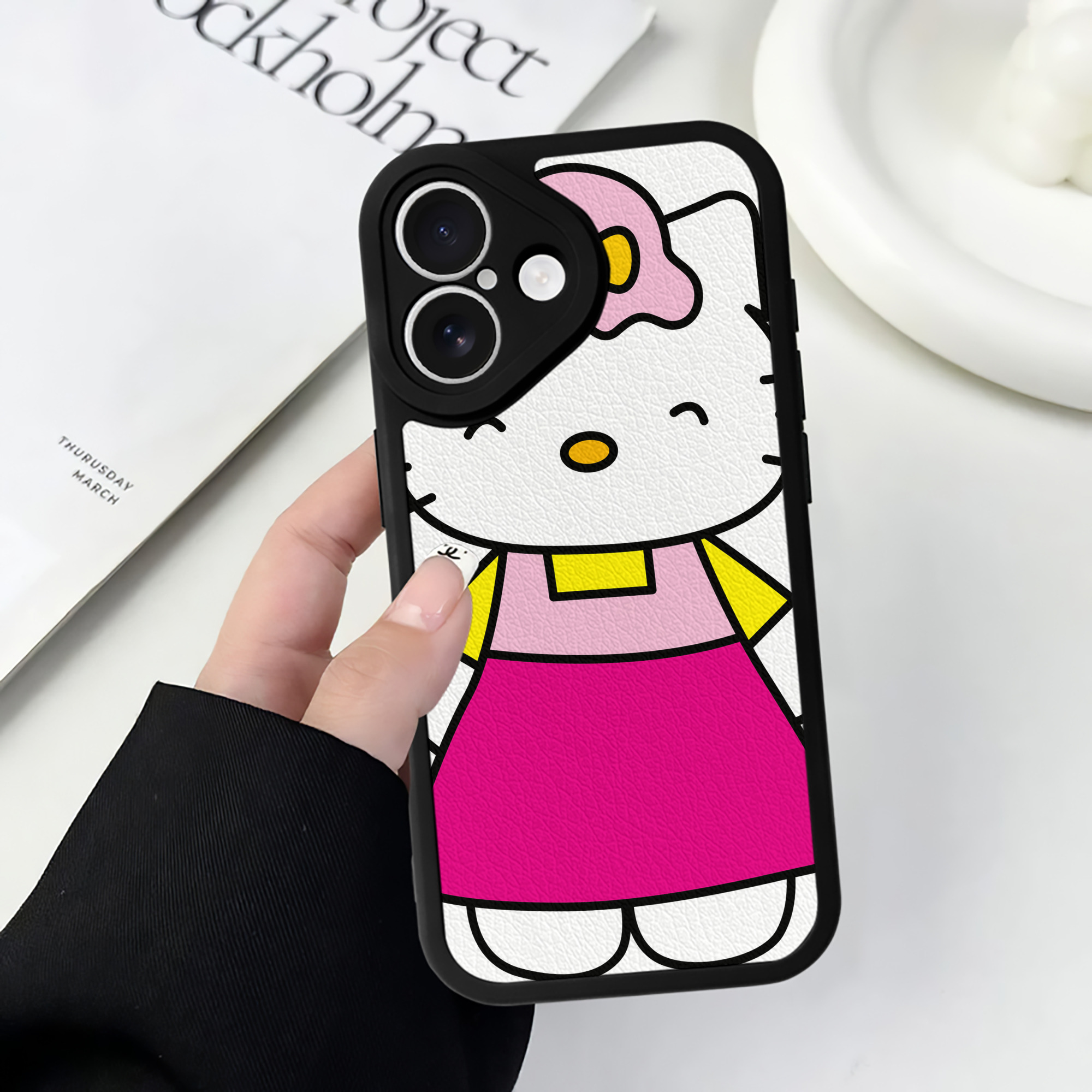 （画像用） Hello Kitty ハローキティ 【iPhone 16シリーズ対応】シリコンスマホケース（レザー調） 材質：シリコン